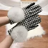 Guantes de cachemira de cinco dedos para mujer, pantalla táctil, bola de piel peluda, guante de conducción de lana a cuadros, manoplas femeninas 230925