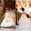 Bedårande vit bollklänning Flower Girl Dresses Princess Sheer långa ärmar Applikationer Juvelhals Toddler Födelsedagsfestklänningar B249A