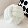 Oreillers en peluche Coussins Coussin de noeud à la main Canapé Coussin doux rond fait à la main boule nouée taille dos coussin noué oreiller en peluche décor à la maison 230926