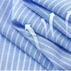 メンズドレスシャツ新しい柔らかいマンダリンカラーの男子ストライプシャツのためのソーシャル長袖レギュラーフィットマンドレスシャツチェストポケットYQ230926