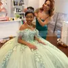 2023 Mint Green Quinceanera klänning från axel spetsar applikationer handgjorda blommor pärlor fest prinsessa söt 16 bollklänning vestidos de 15 anos