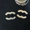 Gros Designer Broches Pins Coeur Correct Lettres Logo Mode Célèbre Lettre Broches Cristal Perle Charme De Luxe Strass Pin Bijoux Accessoires