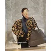 女性の毛皮のフェイクファーの女性格子縞のヒョウ大型ウールフェイクファーテディジャケットブレザートレンチコート衣服重い冬スタイリッシュ230926