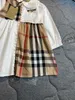 2023年の女の子のファッションのデザイナードレスKhakiスプライシングデザインキッズフロックサイズ90-140 cm長袖ラペルチャイルドスカートSep25