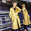 Trenchs de hommes Manteaux d'or brillant pour hommes Discothèque DJ Dancer Stage Performance Brillant Coupe-vent Hip Hop Harajuku Streetwear Capote Masculin 230925