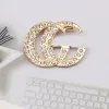 Spille con lettere di marca di design da donna Spille placcate in oro con strass di cristallo Spilla rotonda per gioielli Spilla di perle Maglione Decorazione di abbigliamento
