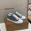 Designer-Vintage-Turnschuhe, karierte Schuhe, Gitter-Männer, Freizeitschuhe, Kalbsleder, geprägtes Leder, Segeltuchschuhe, gepatchte Nylon-Trainer, Plateau-Sneaker