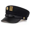 Basker anime bisarre äventyr hatt vuxen unisex cosplay cap badge brosch stift prop brim guld palm marin hattar kostymtillbehör 230926