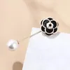 Broschen Kamelie Pin Brosche Schwarz Weiß Rose Blume Perle Weibliche Anzug Kragen Anstecknadeln Hochzeit Bankett Zubehör