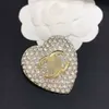 Klassieke mode Kleine geurige Wind Liefde Volledige diamanten broche Vrouwelijke High Edition Pins Luxe sieraden