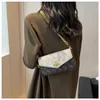Mångsidig kvinnors väska ljus lyx mode textur kuvert väska retro western stil axel crossbody väska