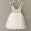 Robes de fille Jolies filles argent paillettes Tutu robe enfants col en V Beige paillettes Bling bretelles robe en mousseline de soie enfants robes de fête de mariage 1-7 ans 230925