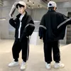 Conjuntos de roupas primavera outono meninos listrado zip moletom jaquetas sweatpant escola crianças tracksuit criança outfit estudante jogging terno 314 anos 230926