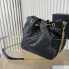 Luxe tas voor dames, één schouder, emmertas, kleine en praktische handtas, grote merktas, crossbodytas, metalen ketting, omsnoeringsband, klein 22 cm, groot 27 cm