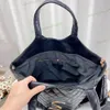 En kaliteli lüks haftalık deri alışveriş çantası tasarımcısı kadın moda bir çanta crossbody çantaları taşıma tatil erkek debriyaj pochette cüzdan omuz kılıf el çantası