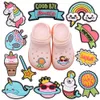 Partihandel 100st PVC Planet Heart Alien Horse Wow Stay Weird Flower Whale Seal Rainbow Garden Shoe Charms Children Buckle Decorations For Armband Button Clog