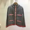 Magliette da donna firmate 23 PRE Autunno Nuovo contrasto Lettera Jacquard Quattro tasche Colletto piccolo con cerniera Cardigan Elegante e cappotto per donna 9XFZ