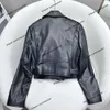秋のデザイナージャケットファッション新しいショートモーターサイクルジャケットジャケットスリムラペルデザインカスタム5メタルアクセサリートライアングルラベル女性革のトップ