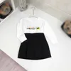 Tracki jesienne sukienki dla dziewcząt Rozmiar 100-160 cm 2pcs kolorowe trójwymiarowe blokowe swetry i krótkie spódnice SEP25