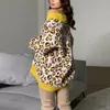 Femmes tricots t-shirts hiver tricoté Cardigan imprimé léopard surdimensionné épais chaud lâche pull décontracté manteau jaune tricots Cardigans pour les femmes 230925