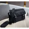 Bolsas para portátiles 2021 Tendencia de moda Bolsa de todo fósforo Top Diseñador Material de nylon clásico Estilo unisex P0HF