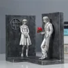 Dekorativa objekt Figurer 2st Bookends Resin Banksy Book Ends Bookhelf 3D Figure Mold Books End Miniature Figur Holder Sujetalibros 230926