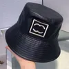 Designer Black Baseball Cap Femmes Bucket Hat Cuir Fedora Hip Hop Man Designers Papates Caps Trend PU Lettre de broderie Bonnet