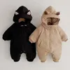 Rompertjes geboren baby jongen meisje jumpsuit winter leuke cartoon hooded bodysuits voor zuigelingen effen dikke warme kinderkleding meisjes kostuums 230925