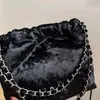 Kvinnor Luxury Brand Bag Velvet Garbage Bag Mini Bucket Bag Vintage Silver Chain Crossbody Bag Autumn and Winter Essential Fashion High Grad 20cm