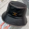 Autumn Pu Leather Bucket Hats For Women Designer Fisherman Sunbonnet Mens Baseball Cap Black Brown Triumph Buckle Gold Montered Fedora