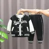 Kleidungssets Baseball-Kleidung Jungen 3-teilige Sets hübscher bedruckter MantelT-ShirtsHosen Kinderanzug Frühling Herbst Jogger Trainingsanzug Kinder Outfit 230927