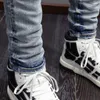 Mäns jeans high street mode män retro blå stretch mager fit rippad vit läder lappa designer hip hop varumärke byxor