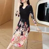 Robe florale mince à manches longues et col en V 2023 Femmes Designer Automne Hiver Urbain Élégant Noir Fête Robes Midi en Velours Doré Doux Anniversaire Vacances Robes Plissées