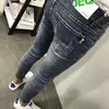 Mäns jeans grossist 2022 Sociala killen byxor manliga studenter koreanska fötter byxor enkla vilda jeans sträcker fotledslängd byxor 230927