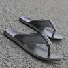 Terlik Marka Deri Yaz Erkekler Plaj Sandalet Konforlu Ayakkabı Moda Flip Flops Erkekler Yürüyüş Ayakkabıları Satıyor