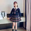 女の子のための服のセット学校制服のツインセット子供衣装の子供たちのスーツプレッピーセータースカートスカート服のティーンエイジャーの子供用服230927