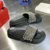 Spike Chinelos Designers Sapatos Piscina Spikes Rebite Sandálias Slides Plataforma Studs Slides Conforto Mules Flip Flops Beach House Sapatos Casuais Sapatos de Fundo Plano Sapatilhas