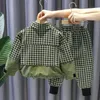Conjuntos de roupas xadrez retalhos moletom crianças conjunto coreano cordão casaco meninos roupa grande bolso jogger sweatpants crianças 2 peças conjuntos 230927