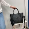 Borsa a tracolla all'ingrosso in fabbrica borsa da strada con rivetti cool quest'anno popolare borsa da donna in pelle spessa con personalità zaino portamonete borse moda 8419 #