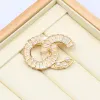 Mulheres Designer Marca Carta Broches Banhado A Ouro Inlay Cristal Strass Jóias Broche Charme Pérola Pin Casar Festa De Casamento Ladys Sweater