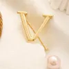 Spille di design in oro 18 carati Spilla regalo di lusso in acciaio inossidabile Design classico Spilla con lettera d'amore Autunno Gioielli con fascino di alta qualità Moda Nuovi perni per feste di nozze