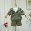 Ensembles de vêtements Enfants Enfants Vêtements de protection solaire Vêtements d'été Bébé garçon Costume à manches courtes Faux sweat à capuche Shorts 2 pièces Ensemble décontracté Tenues 230927