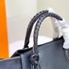 Alça trançada elegante e couro de bezerro com franjas duplas de couro com alça perfurada tamanho ajustável 40x25x18 Bolsa crossbody de mão