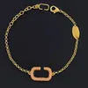 Fascino di lusso Gioielli da donna Bracciale in oro Rettangolare scavato Logo intarsiato con diamante rosa Squisito stilista Bracciale da donna splendido e abbagliante