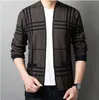 Desinger Fashion Men's Sticke Cardigans Slim Montering Striped Stick med matchande färg Varma tröjor Män avslappnade trendiga rockar Pluz Size Jacket Male Clothes Coats