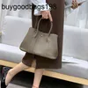 Designer Garden Party Bags Baotou Cowhide Lizhi Mönster Kvinnväska Casual One Shoulder Color Contrast Wide Belt Handväska Kvinnor har logotyp KR8C