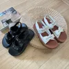 Сандалии на плоской подошве с надписью CE. Женская дизайнерская обувь на липучке весна/лето.