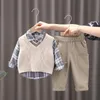 Set di abbigliamento Vestiti per neonato Madre Bambini Set di vestiti primaverili Maglione Gilet 3 pezzi Pantaloni per bambini Cotone Versione coreana del completo per bambini 230927