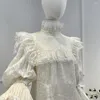 Blouses Femmes Femmes Été 2023 Style doux Travail lourd Dentelle blanche Patchwork Plissé Chemisier en soie de haute qualité avec boutons arrière