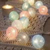 Décorations de Noël Guirlande de boules de coton Guirlandes lumineuses Cordes d'éclairage féeriques pour vacances en plein air Mariage Fête de Noël Décoration de la maison 20 LED 230921